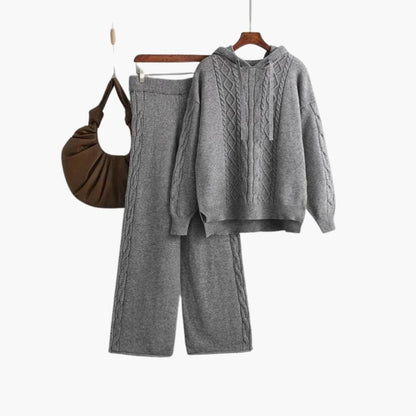 Strick-Zweiteiler in Grau mit Hoodie und weiter Hose