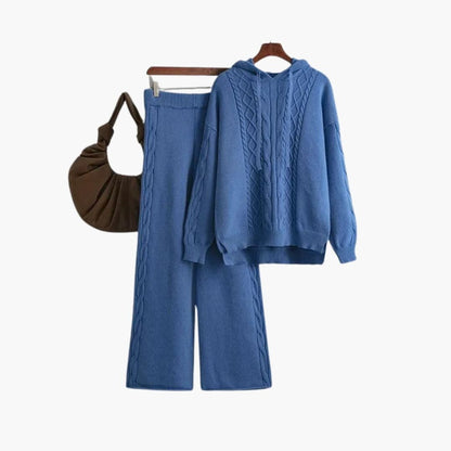 Strick-Zweiteiler in Blau mit Hoodie und weiter Hose