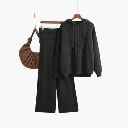Strick-Zweiteiler in Schwarz mit Hoodie und weiter Hose