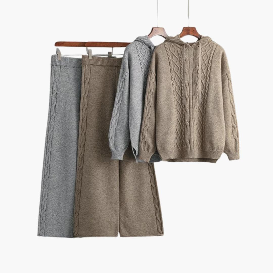 Strick-Zweiteiler in Grau und Taupe nebeneinander