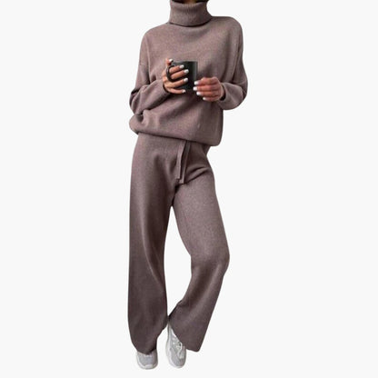 Strick-Zweiteiler in Taupe mit Rollkragenpullover und weiter Hose mit Tunnelzug