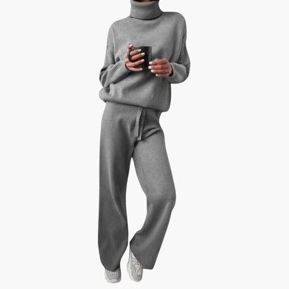 Strick-Zweiteiler in Grau mit Rollkragenpullover und weiter Hose mit Tunnelzug