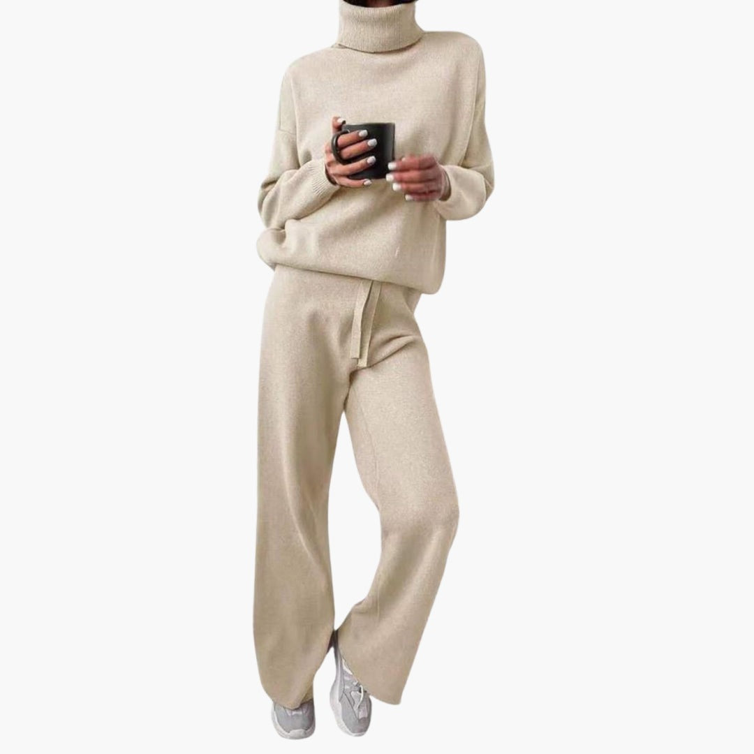 Strick-Zweiteiler in Beige mit Rollkragenpullover und weiter Hose mit Tunnelzug